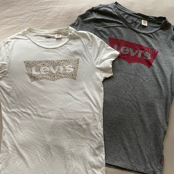 SALE! Levi’s Graphic Tees - Picture 4 of 4